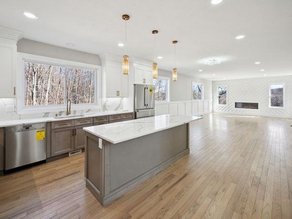 10 Falcon Dr, Shrewsbury MA 01545