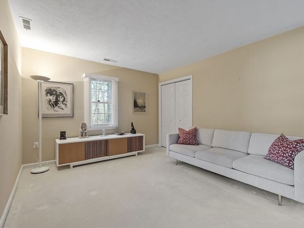 34 Pickman Dr, Bedford MA 01730