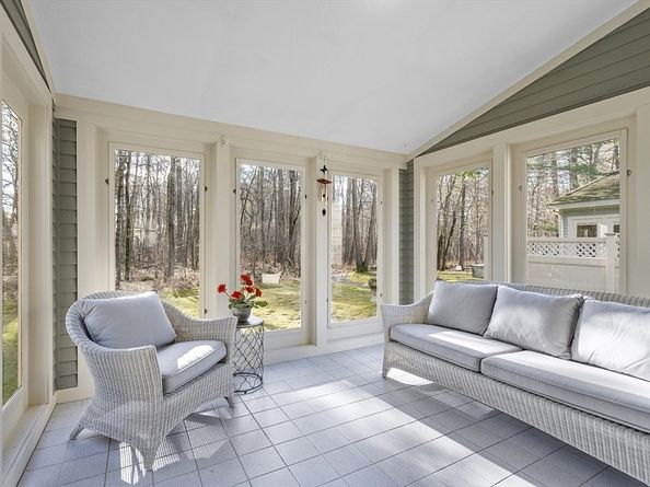 34 Pickman Dr, Bedford MA 01730