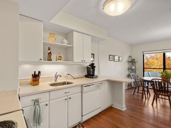 250 Hammond Pond Pkwy 614S, Newton MA 02467