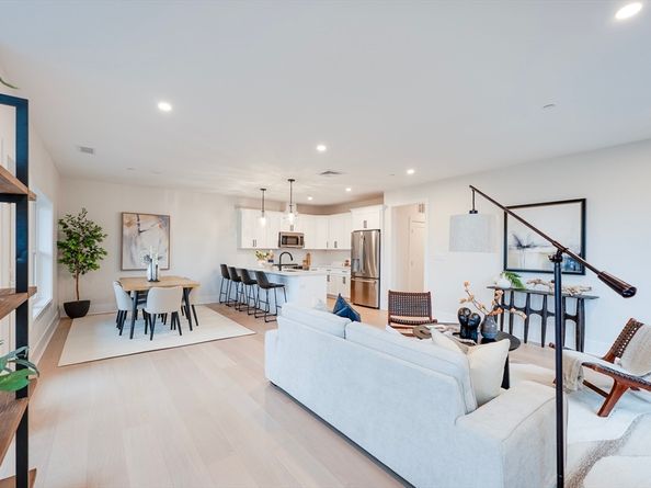 62 Foundry St 202, Wakefield MA 01880