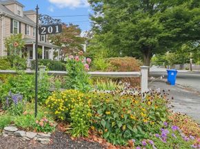 201 Humphrey St 2, Marblehead MA 01945
