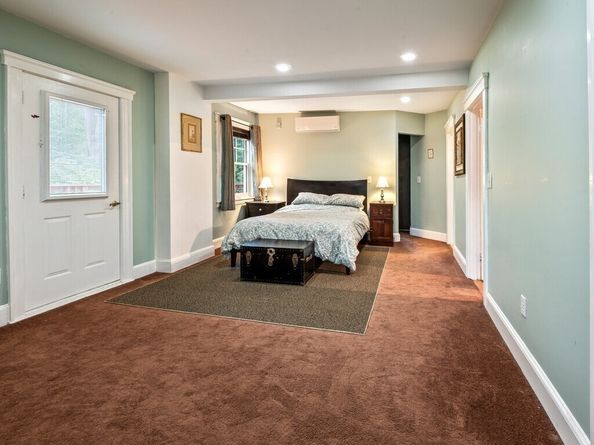 8 Montvale Rd, Worcester MA 01609