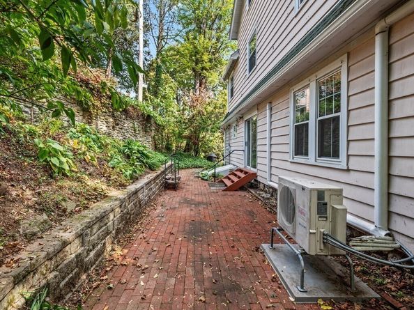 8 Montvale Rd, Worcester MA 01609