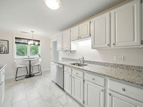 12 Ledgewood Way 26, Peabody MA 01960