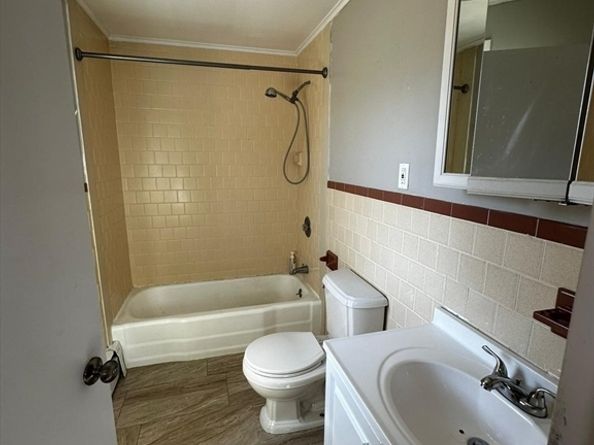 160 7th St, Leominster MA 01453