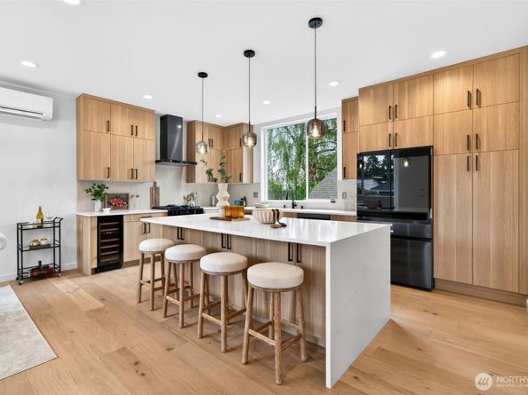 8512 15th Avenue NE, Seattle WA 98115