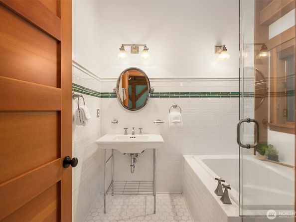 16790 Agate Point Road, Bainbridge Island WA 98110