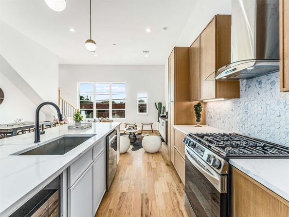 2080  Kelly   105, Dallas Texas 75215