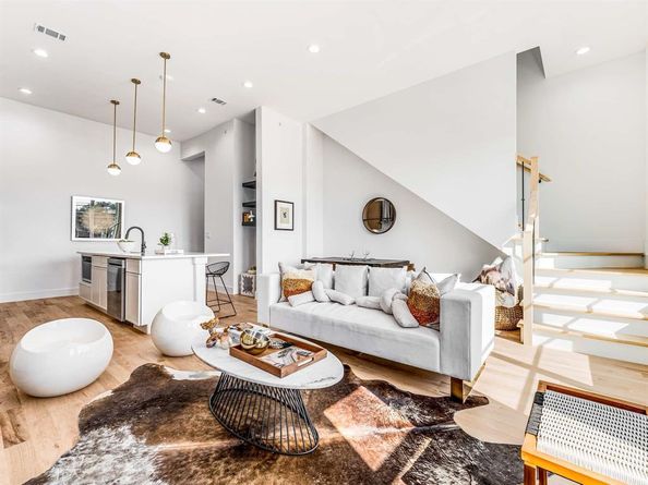 2080  Kelly   105, Dallas Texas 75215