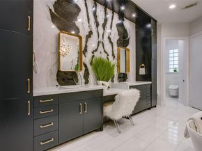 2211  Worthington Street , Dallas Texas 75204