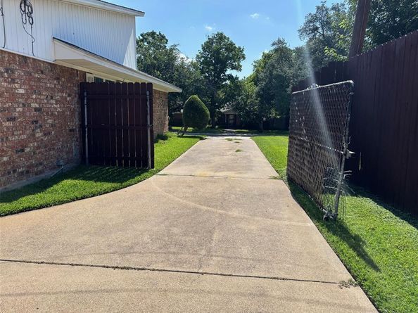 1013  Denmark Street , Grand Prairie Texas 75050