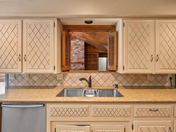 1101  Greenbriar Lane , Arlington Texas 76013