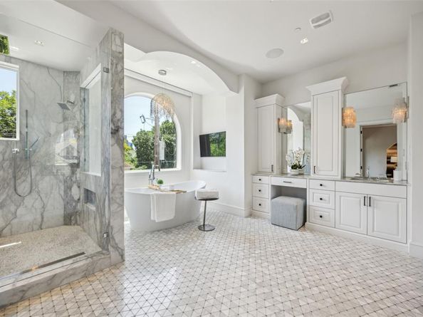 2210  Boll Street , Dallas Texas 75204