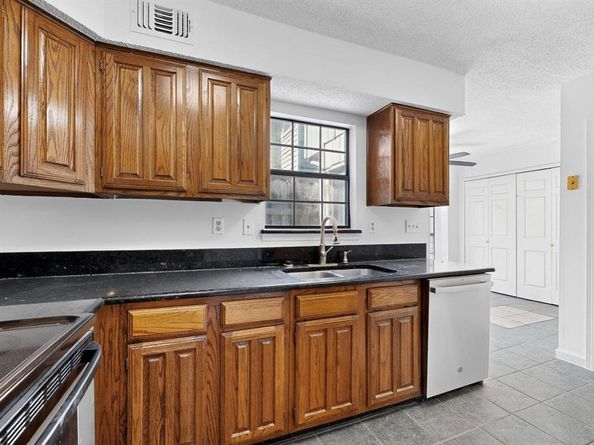 100  Shinoak Valley , Irving Texas 75063