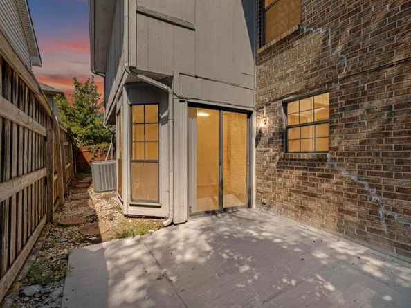 100  Shinoak Valley , Irving Texas 75063