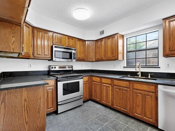 100  Shinoak Valley , Irving Texas 75063