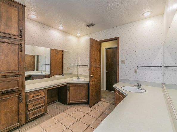 1713  Venetian Circle , Arlington Texas 76013