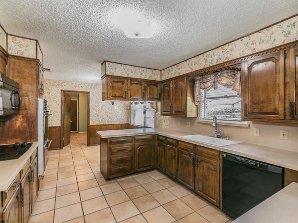 1713  Venetian Circle , Arlington Texas 76013
