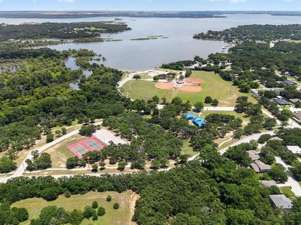 724  Oak Park Drive , Azle Texas 76020