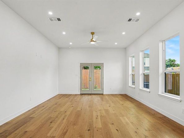 2218  Bombay Avenue , Dallas Texas 75235