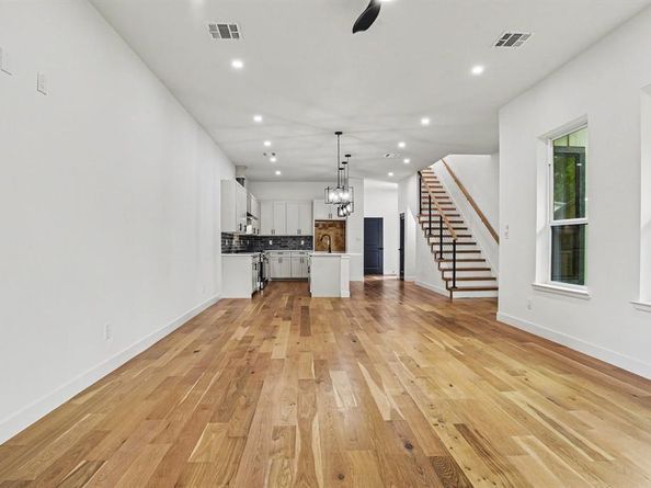 2218  Bombay Avenue , Dallas Texas 75235