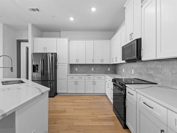 2700  Old Denton Road  2204, Carrollton Texas 75007