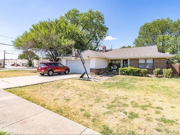 1809  Crockett Street , Garland Texas 75042