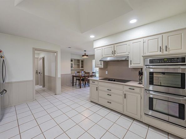2415  Lakeview Circle , Arlington Texas 76013