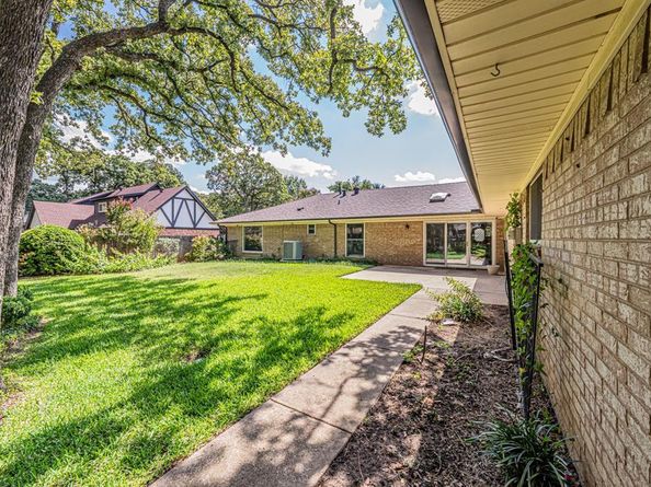 2415  Lakeview Circle , Arlington Texas 76013