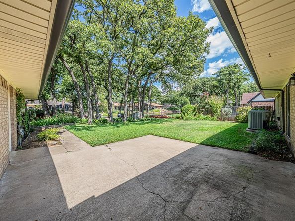 2415  Lakeview Circle , Arlington Texas 76013