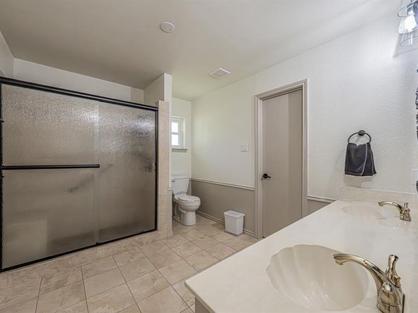 2415  Lakeview Circle , Arlington Texas 76013