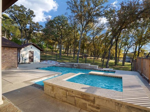 6012  Englishoak Drive , Arlington Texas 76016