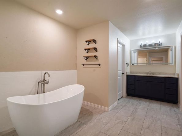 6012  Englishoak Drive , Arlington Texas 76016