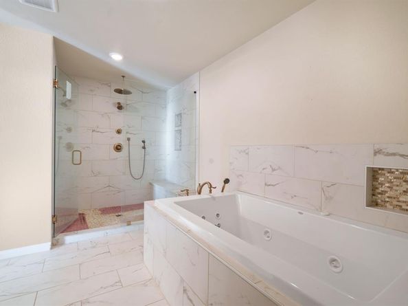 6012  Englishoak Drive , Arlington Texas 76016