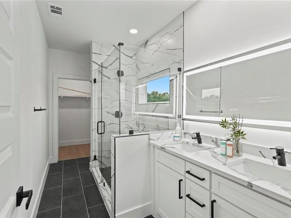 1401 S Barry Avenue , Dallas Texas 75223