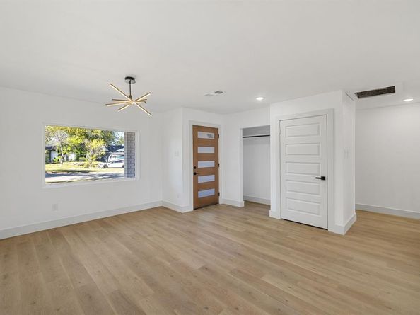 1614 E Red Bird Lane , Dallas Texas 75241