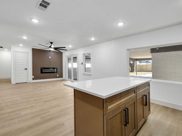 1614 E Red Bird Lane , Dallas Texas 75241