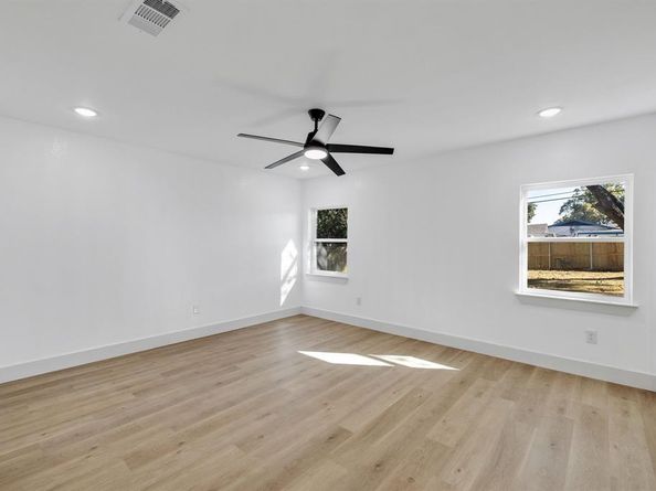 1614 E Red Bird Lane , Dallas Texas 75241