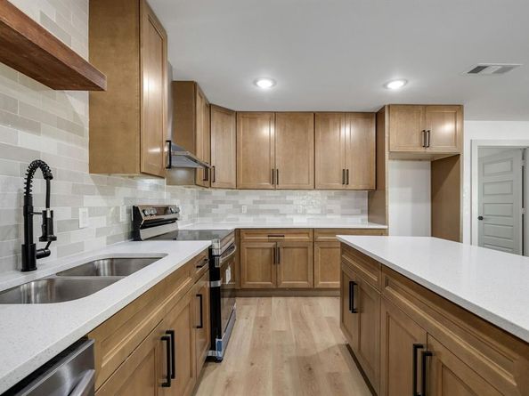 1614 E Red Bird Lane , Dallas Texas 75241