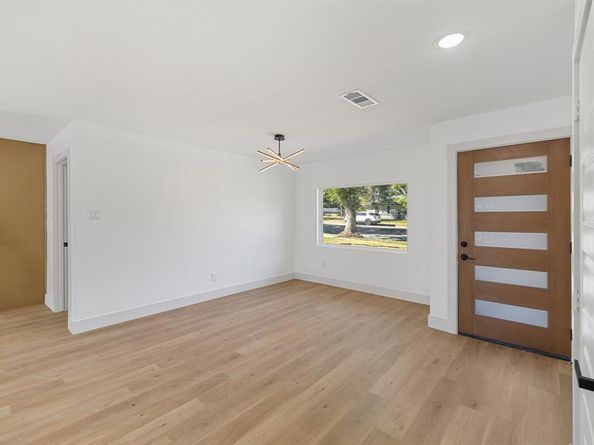 1614 E Red Bird Lane , Dallas Texas 75241