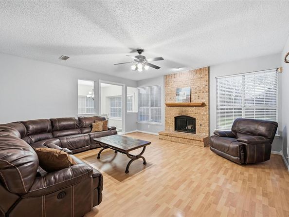 924  Rio Vista Lane , Arlington Texas 76017