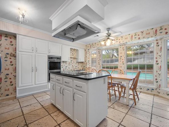 905  Live Oak Lane , Arlington Texas 76012