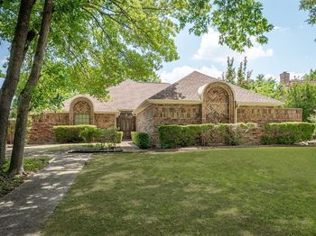 2704  Colonial Circle 