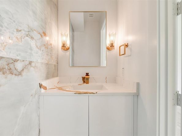 1121  Muncie Avenue , Dallas Texas 75212