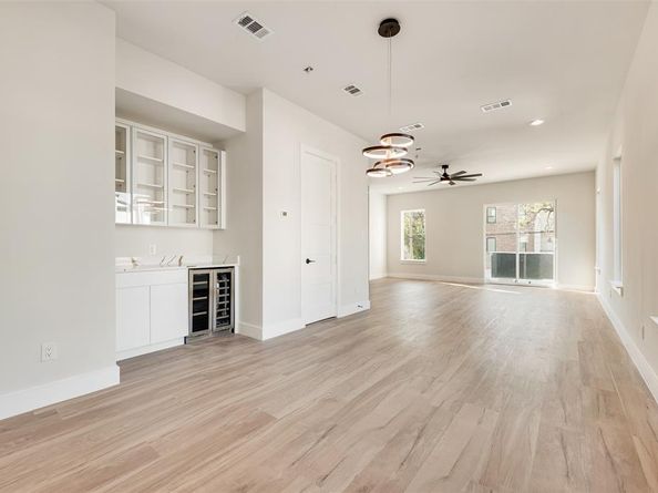 1121  Muncie Avenue , Dallas Texas 75212