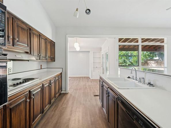 2942  Randy Lane , Farmers Branch Texas 75234