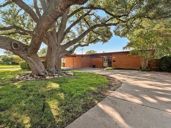 2942  Randy Lane , Farmers Branch Texas 75234