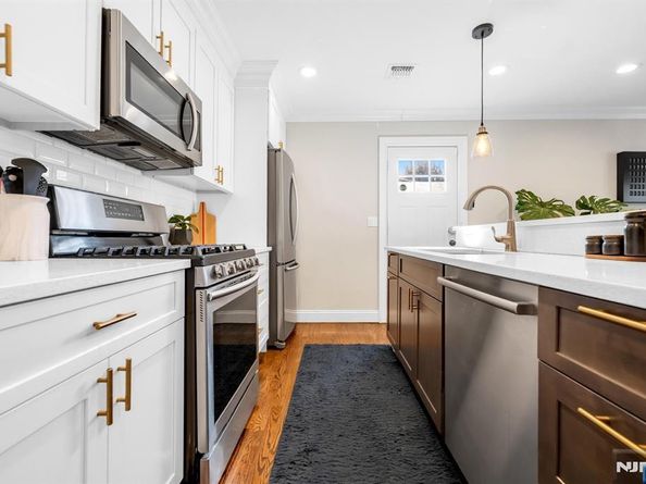 1068 Fairview Lane, Fort Lee NJ 07024