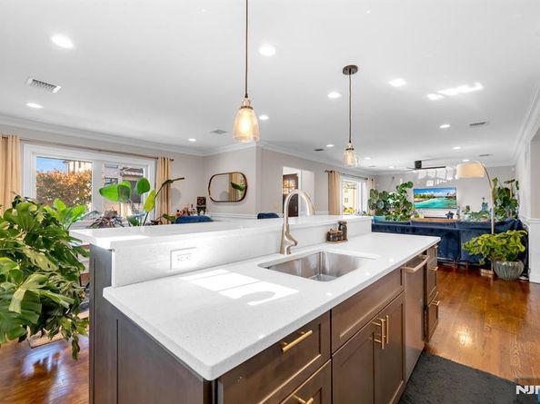 1068 Fairview Lane, Fort Lee NJ 07024